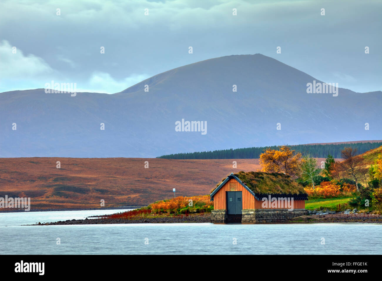 Il Boathouse sul Loch leale nel nord della Scozia, con Ben Klibreck nella distanza. Foto Stock