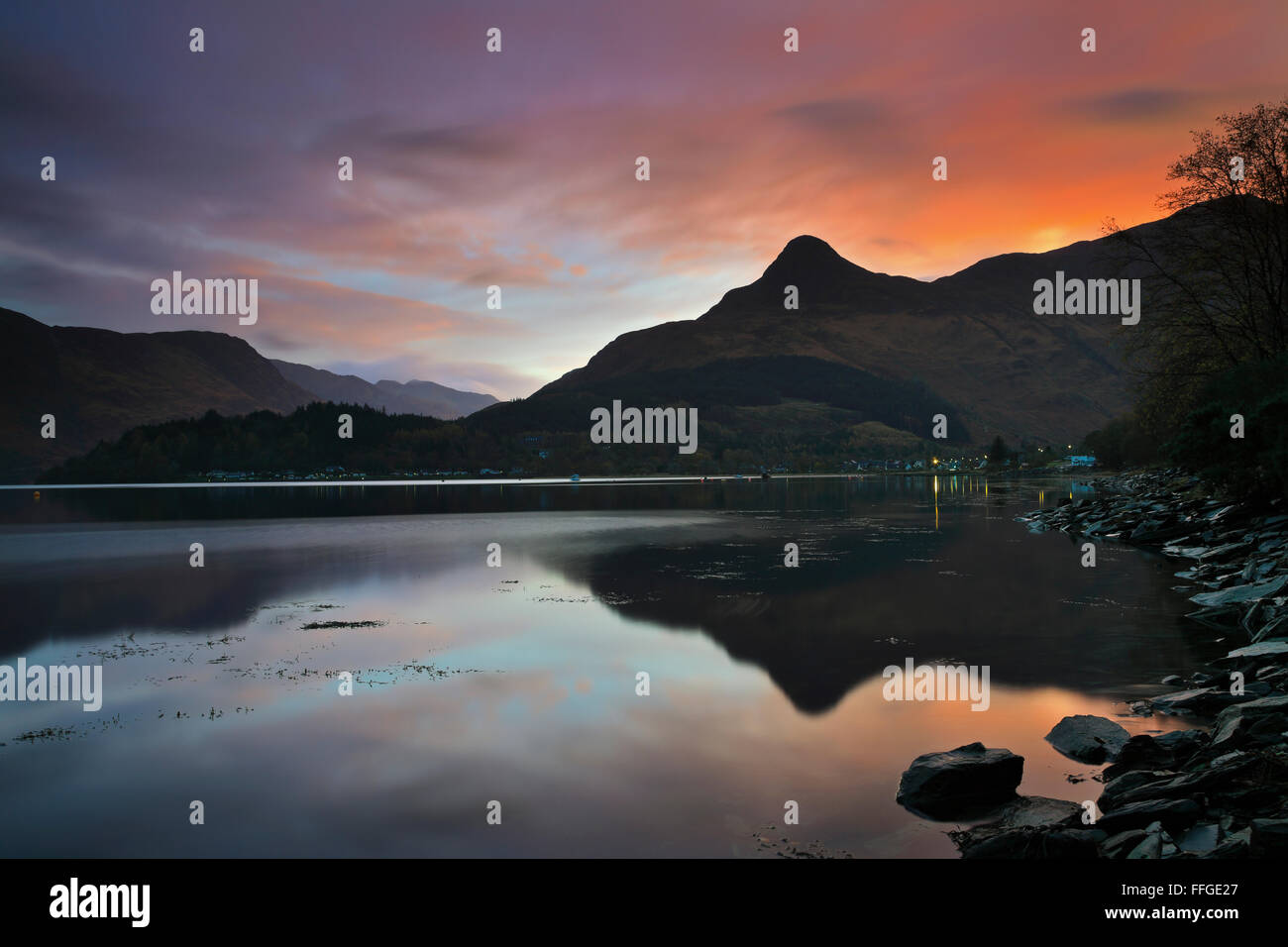 Il Pap di Glencoe nelle Highlands scozzesi, riflessa in Loch Leven presso sunrise ai primi di novembre. Foto Stock