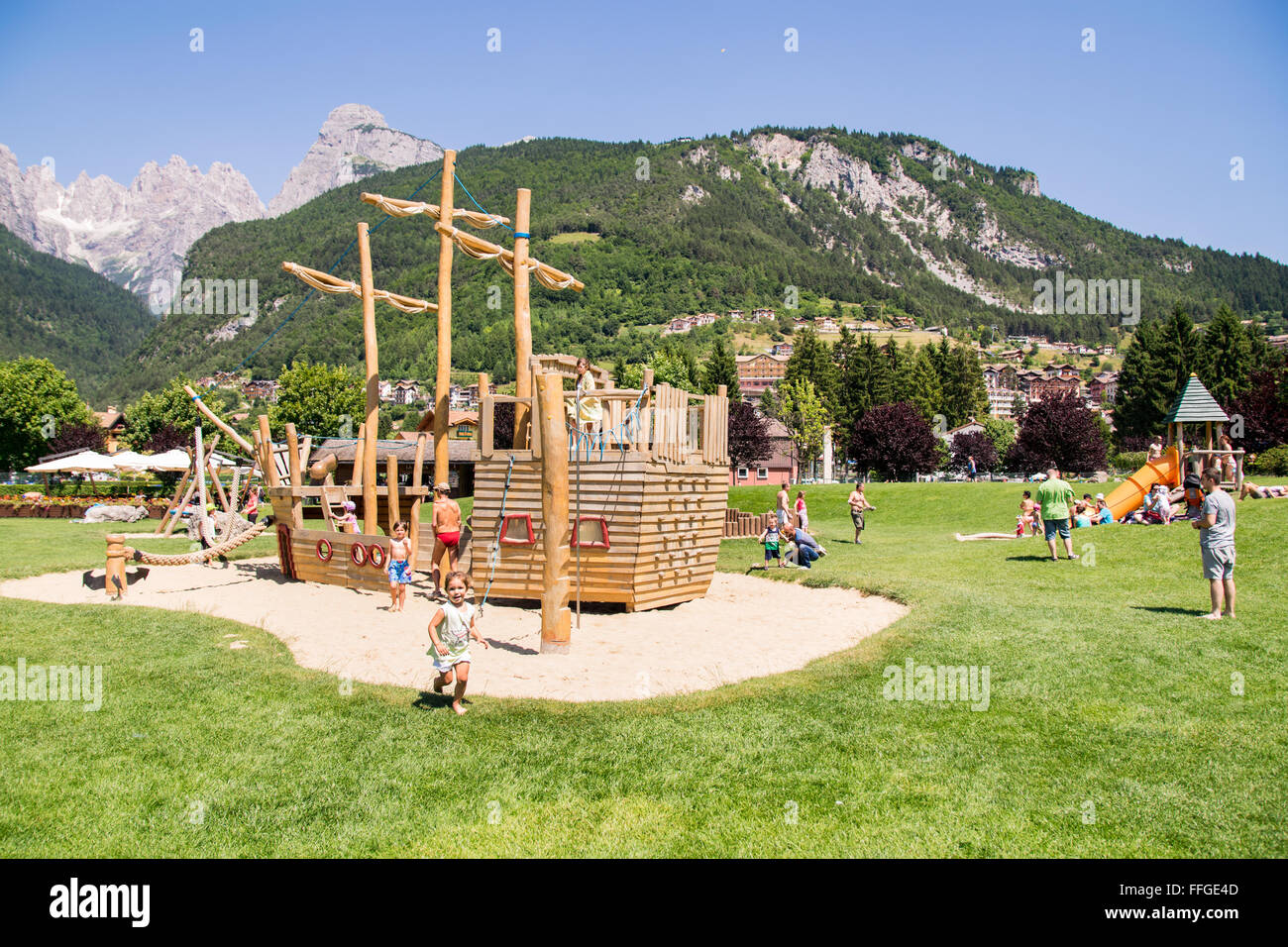 Molveno Italia - Luglio 10, 2015: parco giochi con strutture di legno naturale sulle rive del lago di Molveno circondata dalle Alpi. Foto Stock