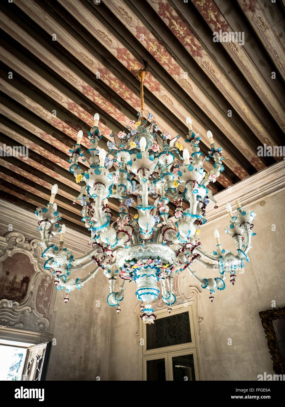 Antico lampadario di vetro soffiato a mano da maestri vetrai di Burano, Italia. Foto Stock
