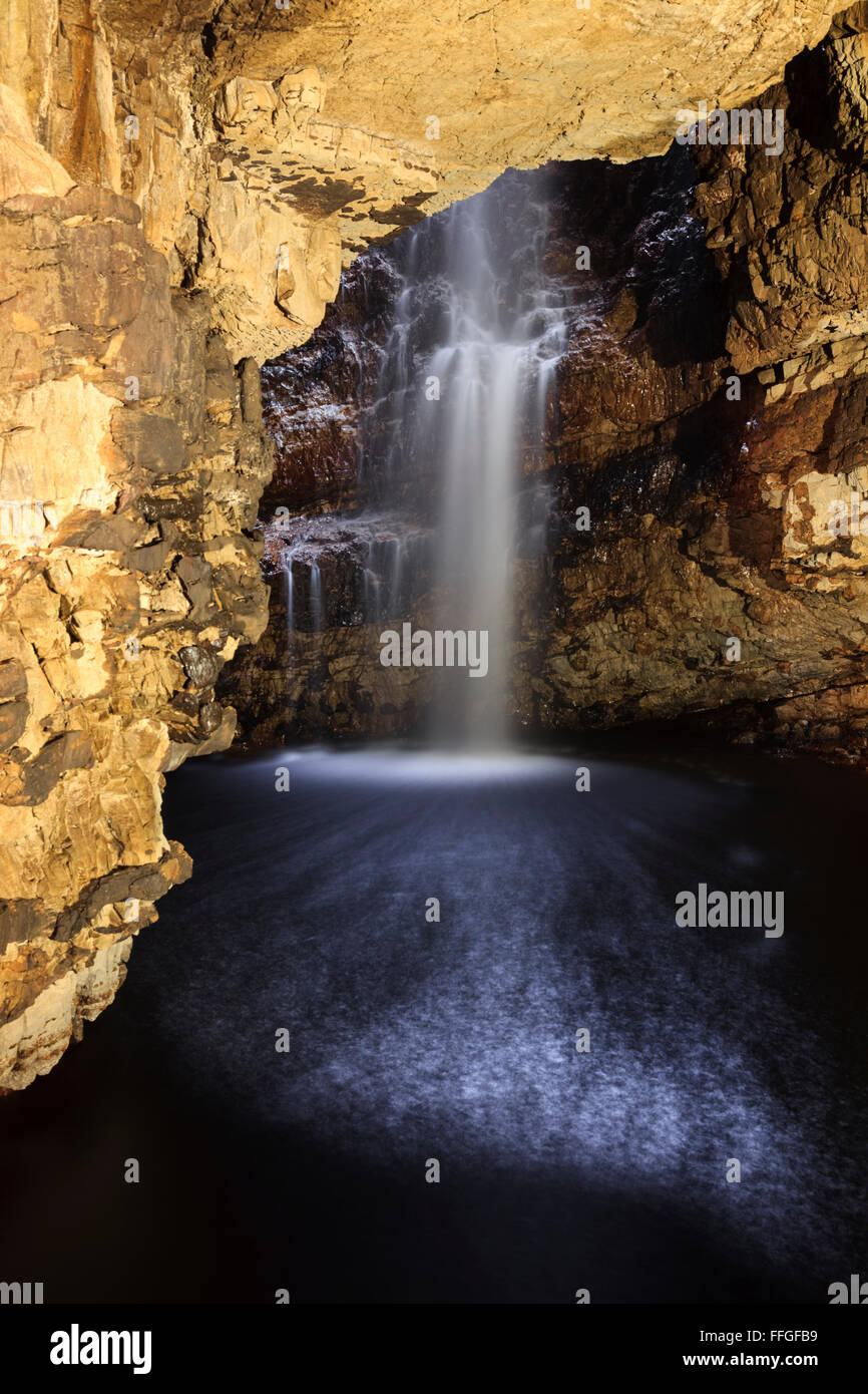 Smoo Cave a Durness nel Nord Ovest Highlands della Scozia. Foto Stock