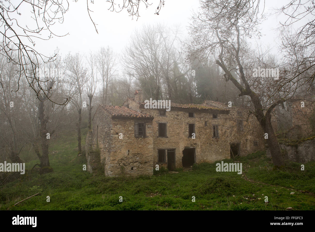 Villaggio abbandonato in montagna dei Pirenei francesi accanto a Foix città Foto Stock