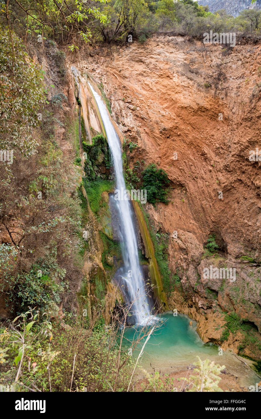 Santiago Apoala, Oaxaca, Messico - una cascata nei pressi del villaggio di Apoala, un piccolo paese di montagna. Foto Stock