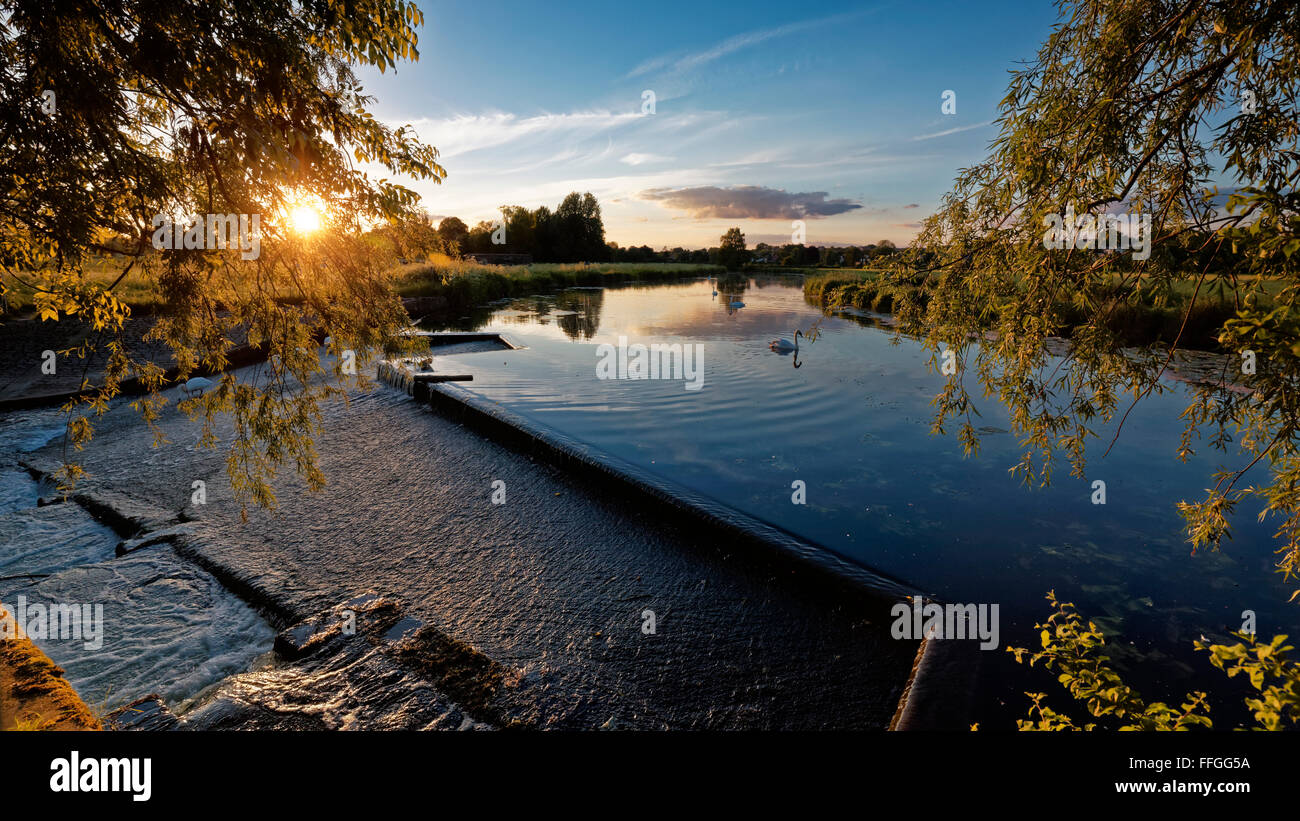 Il fiume Stour riversando il weir sui prati di Sudbury, Suffolk, Inghilterra Foto Stock