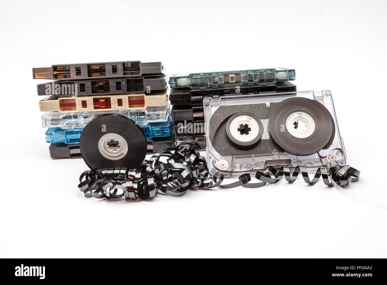 Srotolato cassette di musica su un fondo bianco Foto Stock