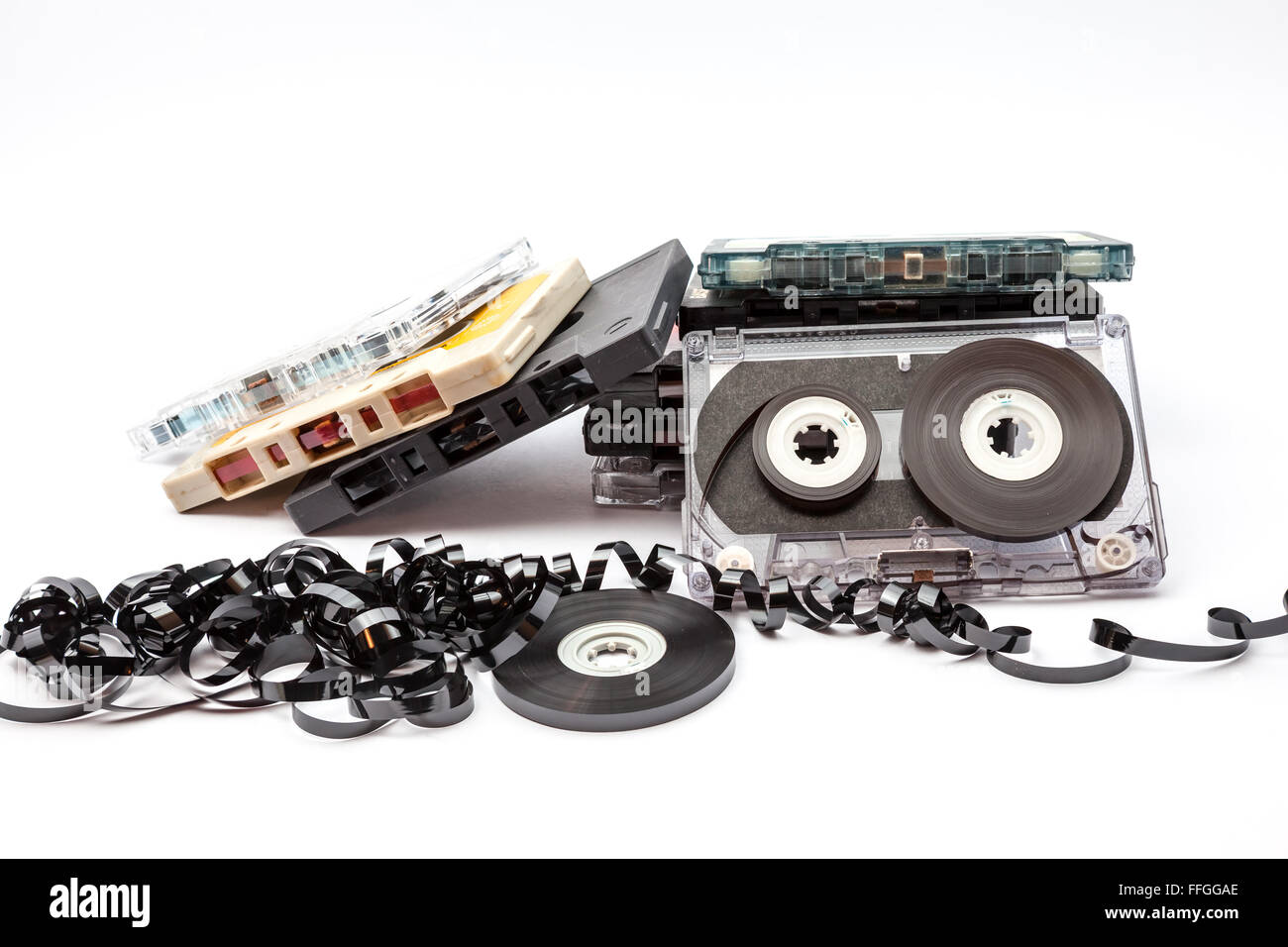 Srotolato cassette di musica su un fondo bianco Foto Stock