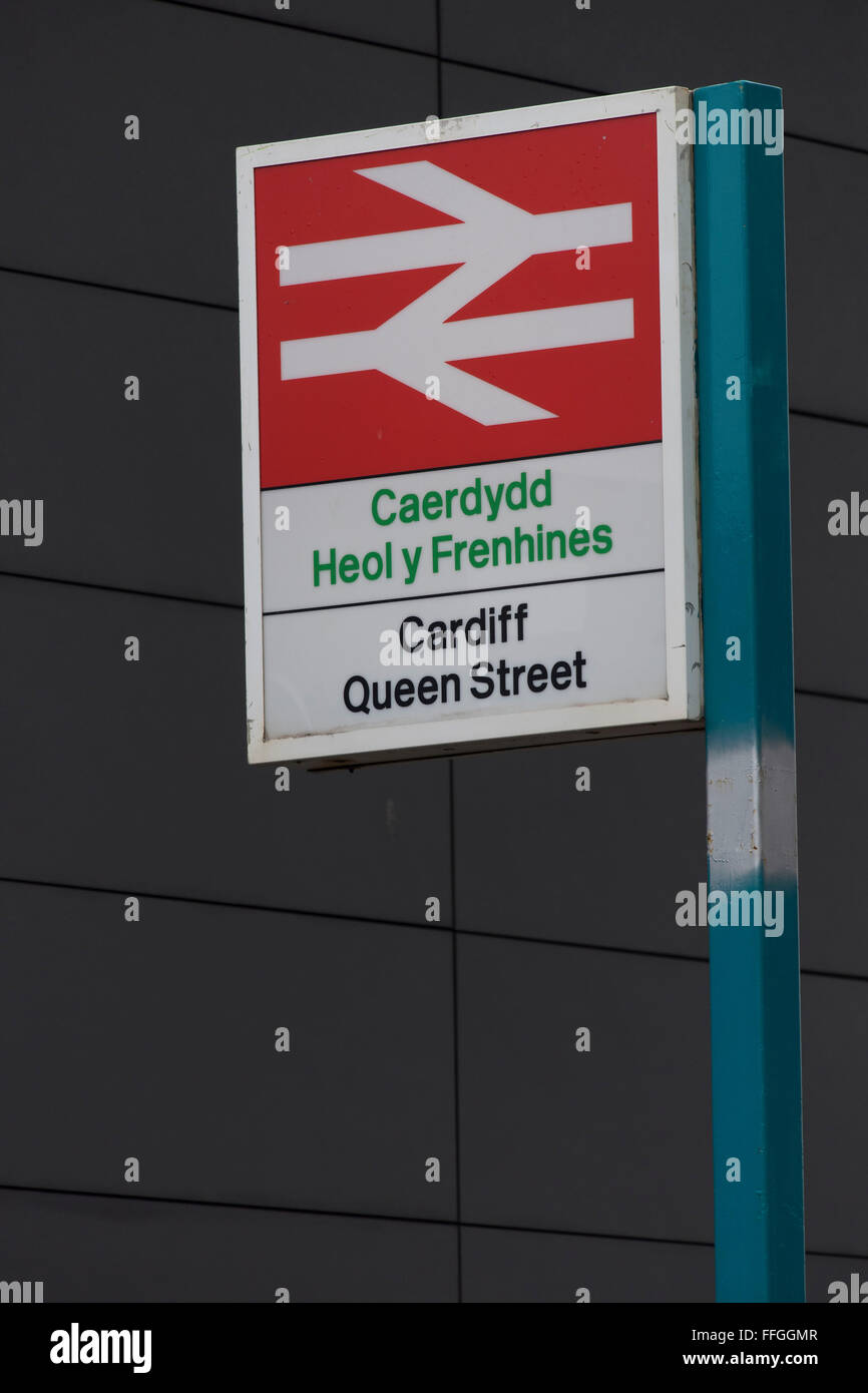 Cardiff la stazione di Queen Street sign logo in Cardiff, Galles del Sud. Foto Stock