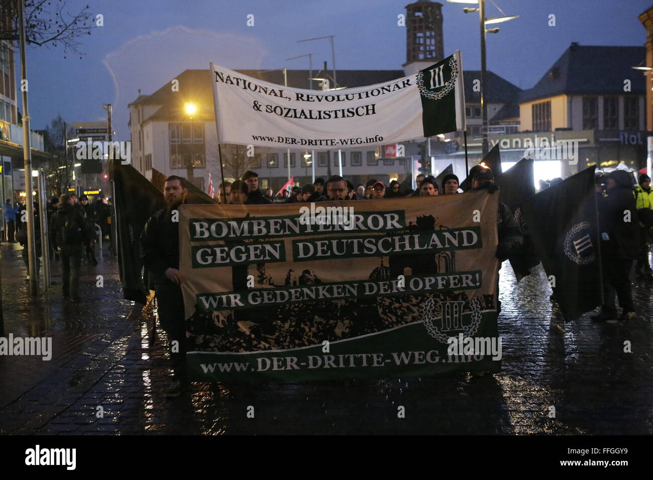 Worm, Germania. Il 13 febbraio 2016. L'ala destra manifestanti marzo tramite worm. Il banner si legge "Terrore bombardamenti contro la Germania - ricordiamo le vittime". Circa 80 membri dell'ala destra parte 'Der III. Weg" (il terzo modo) hanno marciato attraverso il worm in ricordo delle persone uccise dai bombardamenti degli alleati a Dresda il 13. Febbraio 1945. Essi sono stati uniti da neo nazisti dall'Ungheria. Alcuni anti-fascista contro i dimostranti si fermò lungo la strada. Foto Stock