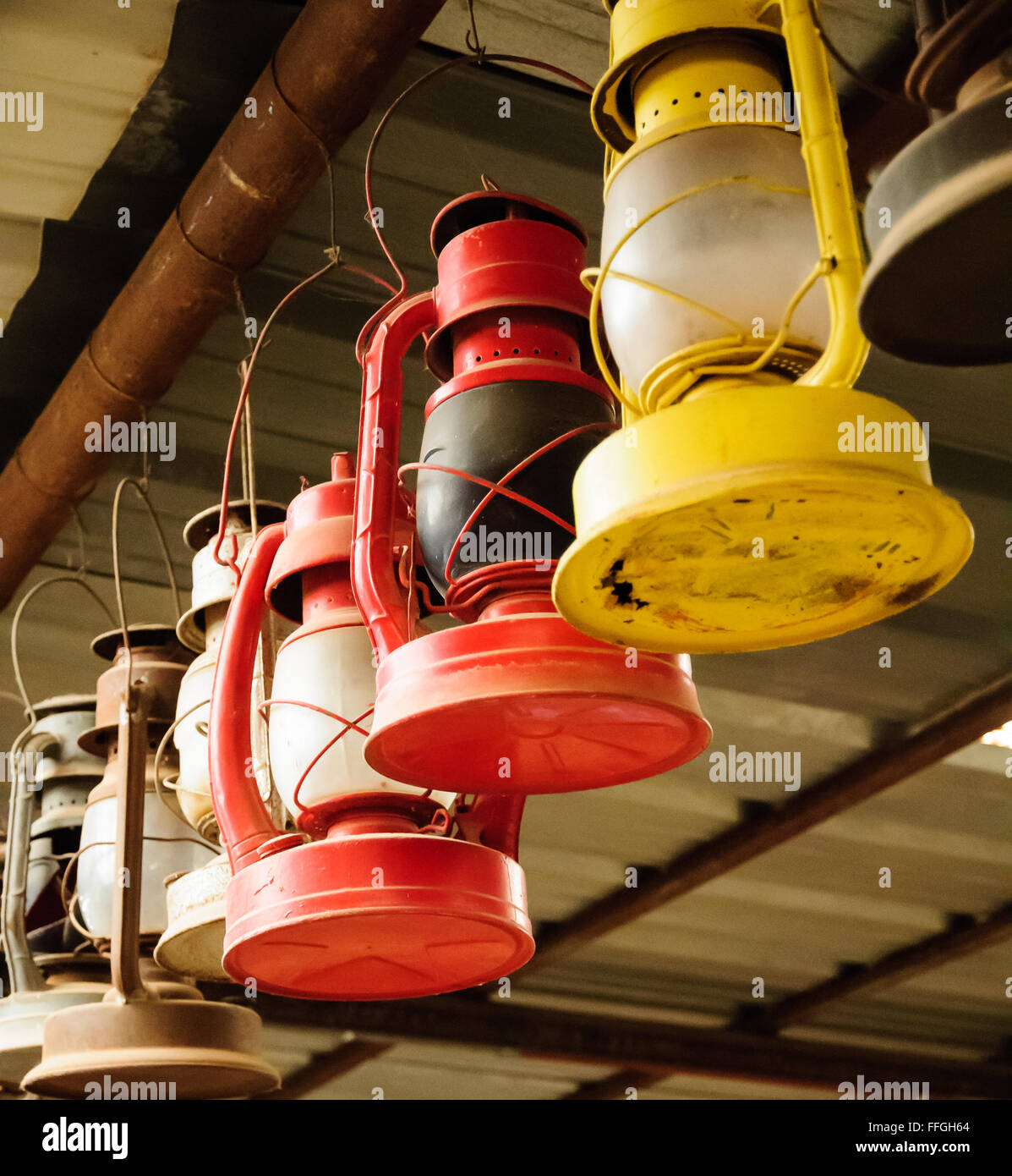 Vintage colorati kerosene lanterne a gas appeso dal tetto Foto Stock