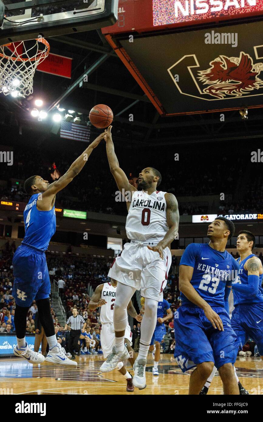 La Columbia, SC, Stati Uniti d'America. Xiii Febbraio, 2016. South Carolina Gamecocks guard Sindarius Thornwell (0) riceve il passato layup Kentucky Wildcats guard Charles Matthews (4) nel NCAA Basketball match-up tra il Kentucky Wildcats e il South Carolina Gamecocks a vita coloniale Arena in Columbia, SC. Scott Kinser/CSM/Alamy Live News Foto Stock