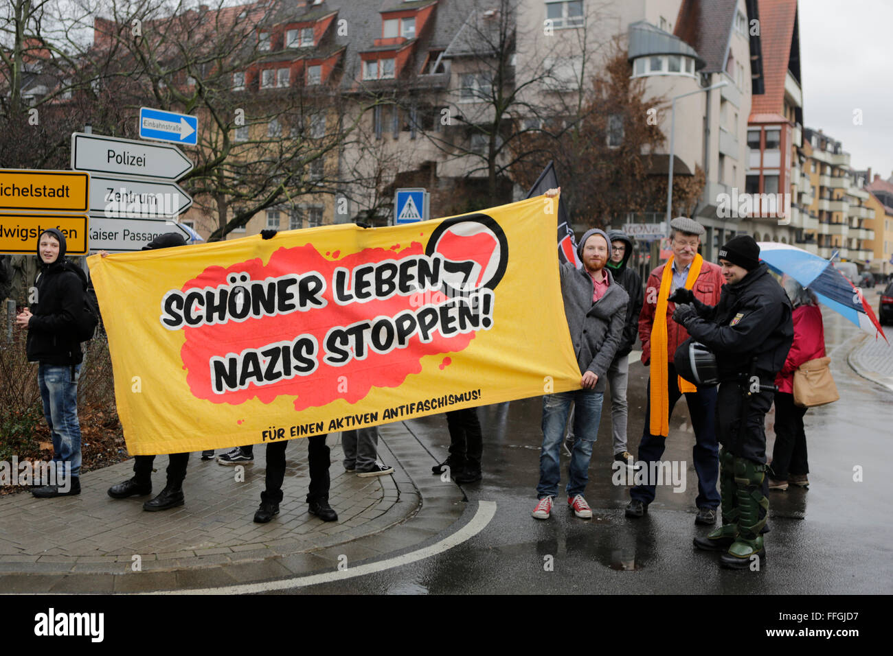 Worm, Germania. Xiii Febbraio, 2016. Contro i manifestanti di tenere un banner che recita "vivere meglio - Stop nazisti". Circa 80 membri dell'ala destra parte 'Der III. Weg" (il terzo modo) hanno marciato attraverso il worm in ricordo delle persone uccise dai bombardamenti degli alleati a Dresda. Essi sono stati uniti da neo nazisti dall'Ungheria. Alcuni anti-fascista contro i dimostranti si fermò lungo la strada. Credito: Michael Debets/Pacific Press/Alamy Live News Foto Stock