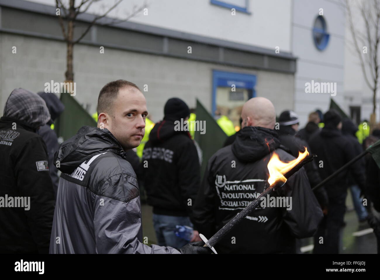 Worm, Germania. Xiii Febbraio, 2016. Uno di destra manifestanti porta una torcia ardente. Circa 80 membri dell'ala destra parte 'Der III. Weg" (il terzo modo) hanno marciato attraverso il worm in ricordo delle persone uccise dai bombardamenti degli alleati a Dresda. Essi sono stati uniti da neo nazisti dall'Ungheria. Alcuni anti-fascista contro i dimostranti si fermò lungo la strada. Credito: Michael Debets/Pacific Press/Alamy Live News Foto Stock