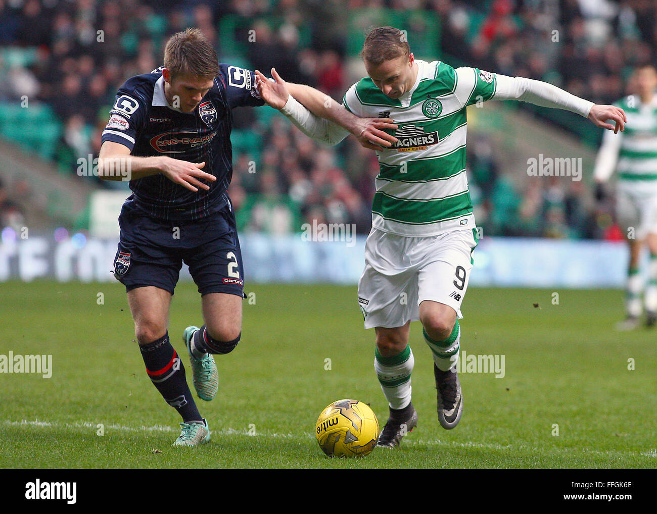 Leigh Griffiths del Celtic e Marcus Fraser di Ross County durante il Celtic v Ross County Ladbrokes Premiership scozzese corrispondono al Celtic Park di Glasgow il 13 febbraio 2016 Foto Stock