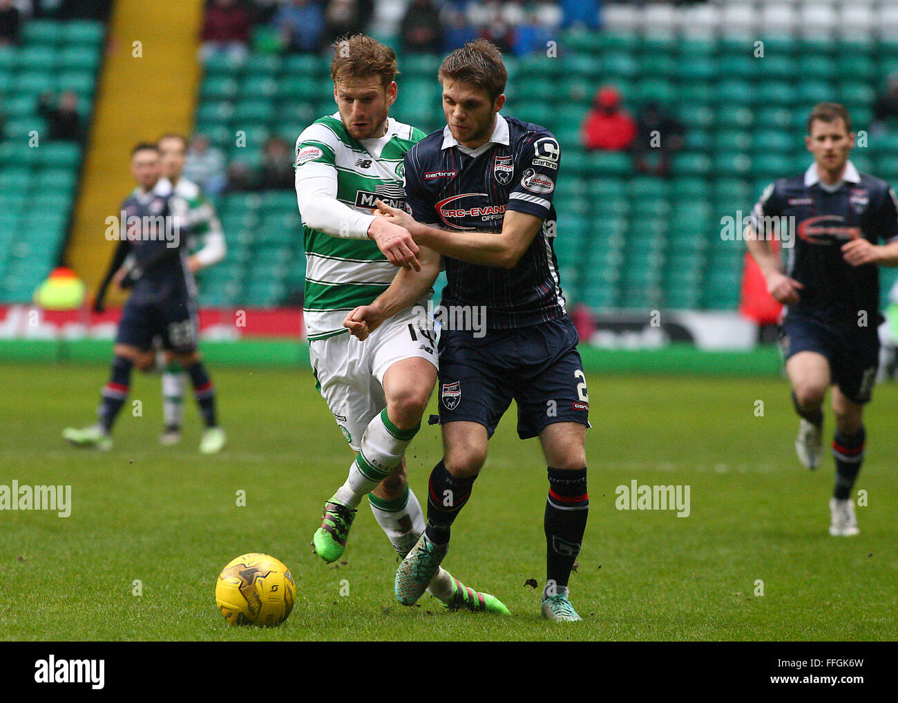 Stuart Armstrong dei Celtic e Marcus Fraser di Ross County durante il Celtic v Ross County Ladbrokes Premiership scozzese corrispondono al Celtic Park di Glasgow il 13 febbraio 2016 Foto Stock