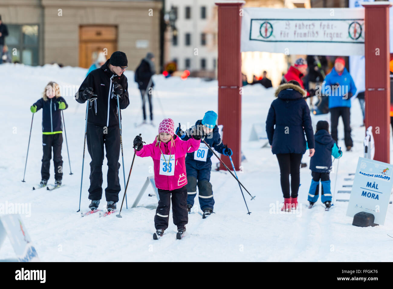 Stoccolma, Svezia. Xiii Febbraio, 2016. Sci bambini presso il Palazzo Reale di Sprint canalina a Stoccolma, in Svezia, il 13 febbraio, 2016. Credito: Shi Tiansheng/Xinhua/Alamy Live News Foto Stock