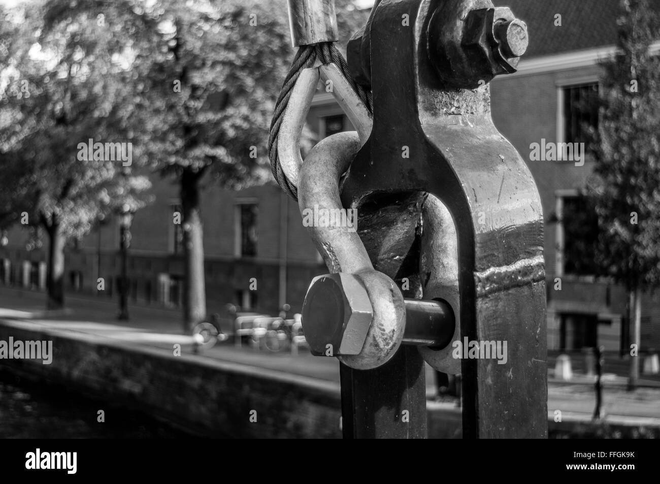 Il vecchio di fissaggio in metallo e ampio ponte gancio in Amsterdam. Immagine in bianco e nero con messa a fuoco selettiva. Foto Stock