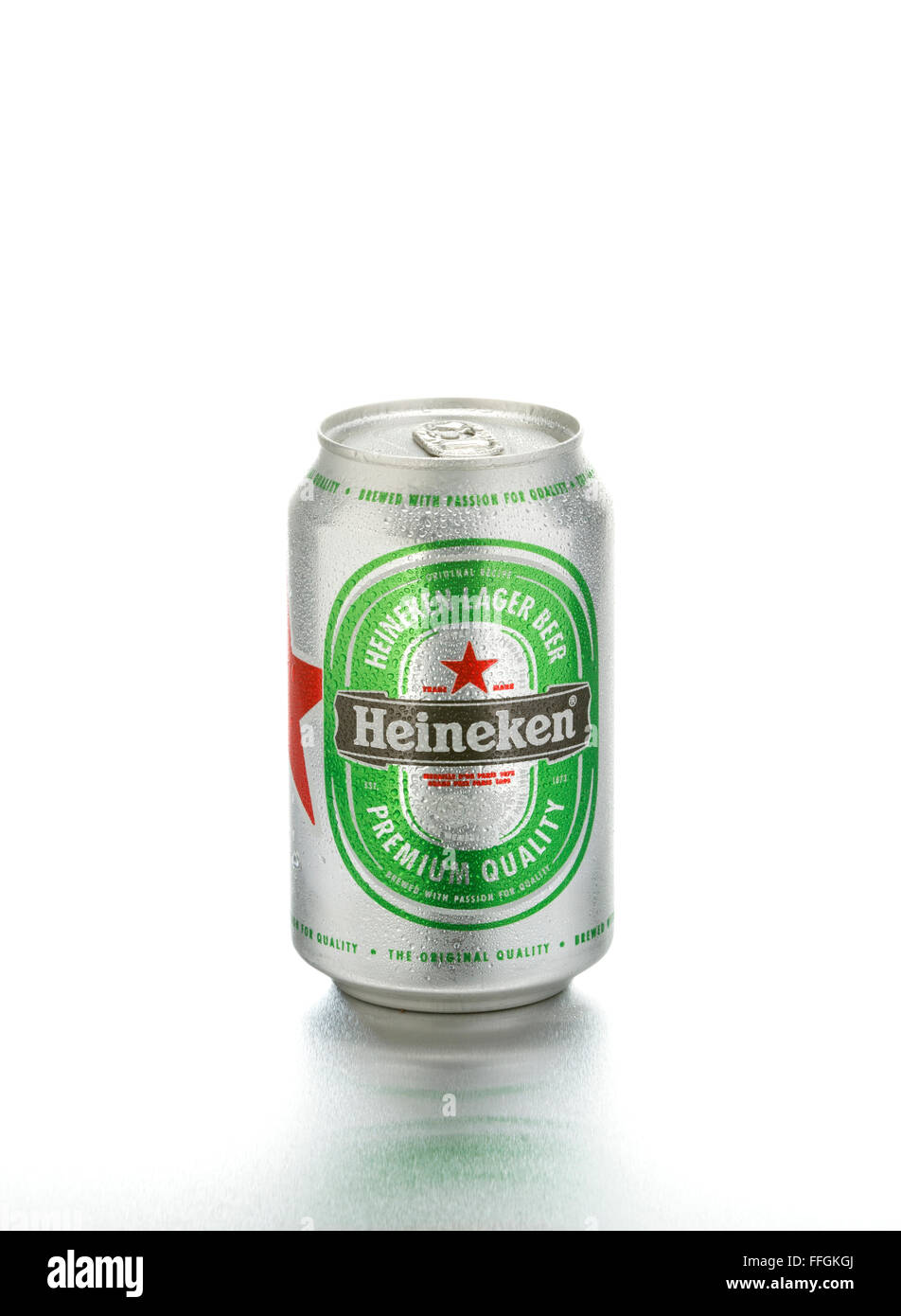 La Heineken può lager su un tavolo in alluminio Foto Stock