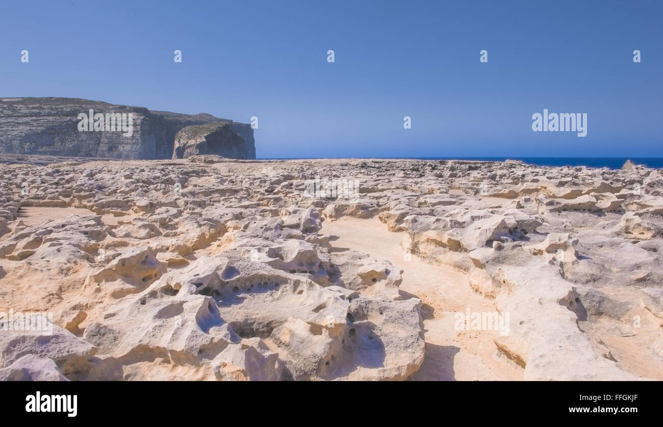 Deserto di sabbia e il mare di nebbia paesaggio con scogliera e nessun popolo Foto Stock