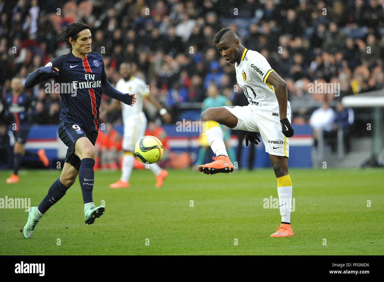 Parc de Princes, Parigi, Francia. Xiii Febbraio, 2016. French League calcio 1. Paris St Germain rispetto a Lille. EDINSON CAVANI (PSG) sfide Ibrahim amadou (Lil) Credito: Azione Sport Plus/Alamy Live News Foto Stock