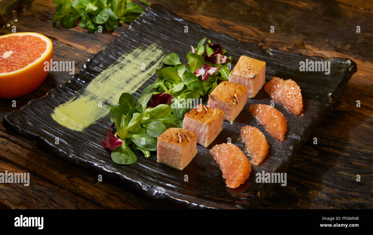 Grigliare il salmone insalata, con verdure miste, avocado,pompelmo. Delizioso mangiare sano. Foto Stock