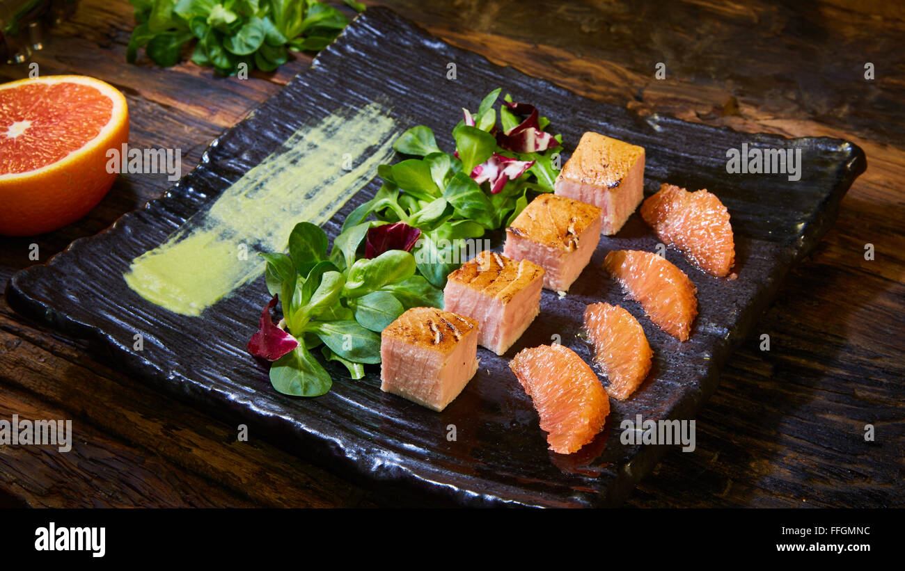 Grigliare il salmone insalata, con verdure miste, avocado,pompelmo. Delizioso mangiare sano. Foto Stock