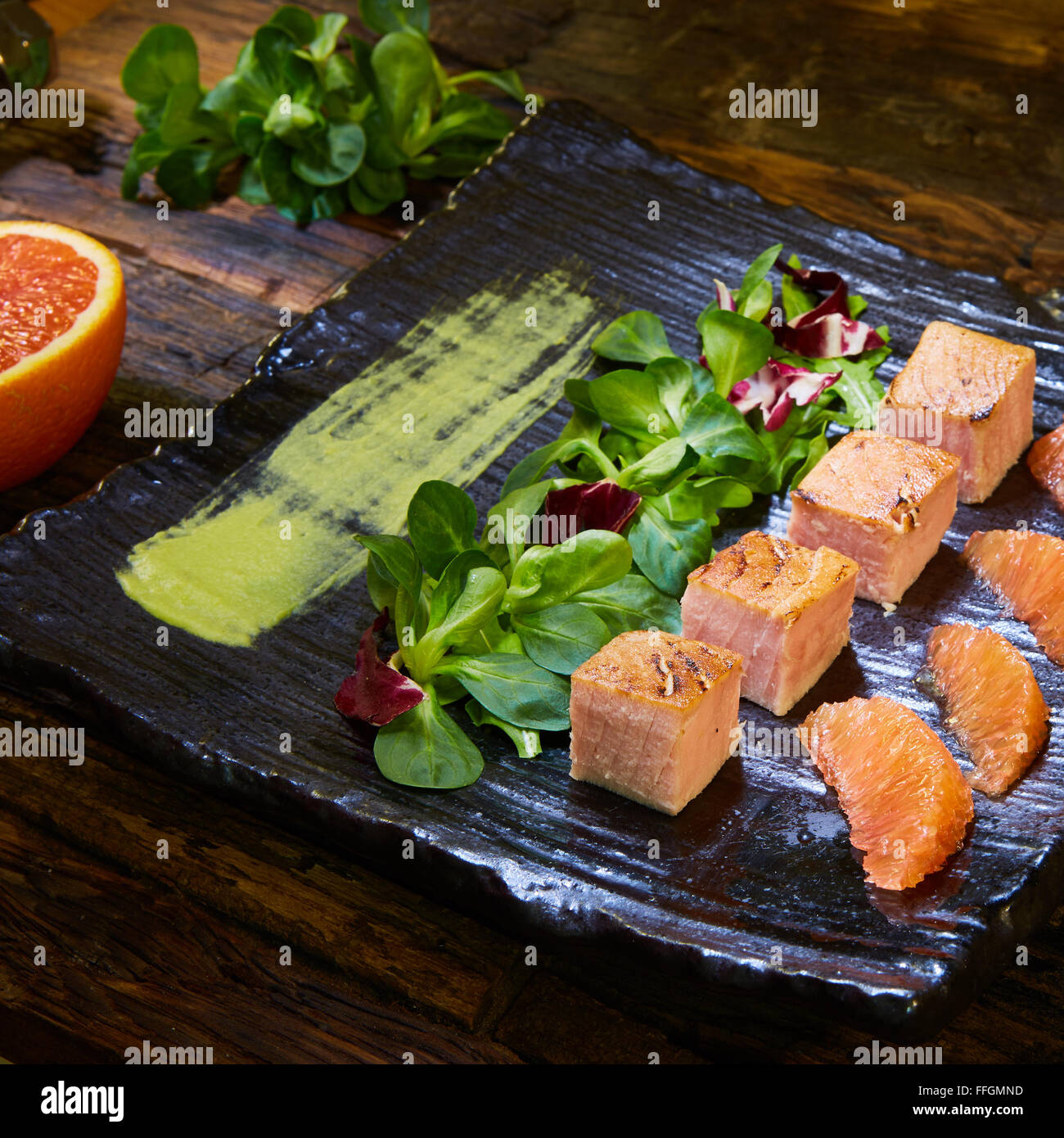 Grigliare il salmone insalata, con verdure miste, avocado,pompelmo. Delizioso mangiare sano. Foto Stock