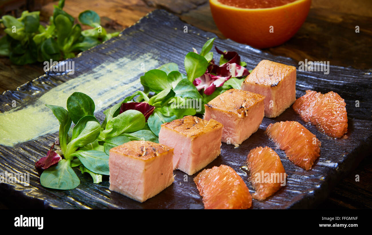 Grigliare il salmone insalata, con verdure miste, avocado,pompelmo. Delizioso mangiare sano. Foto Stock