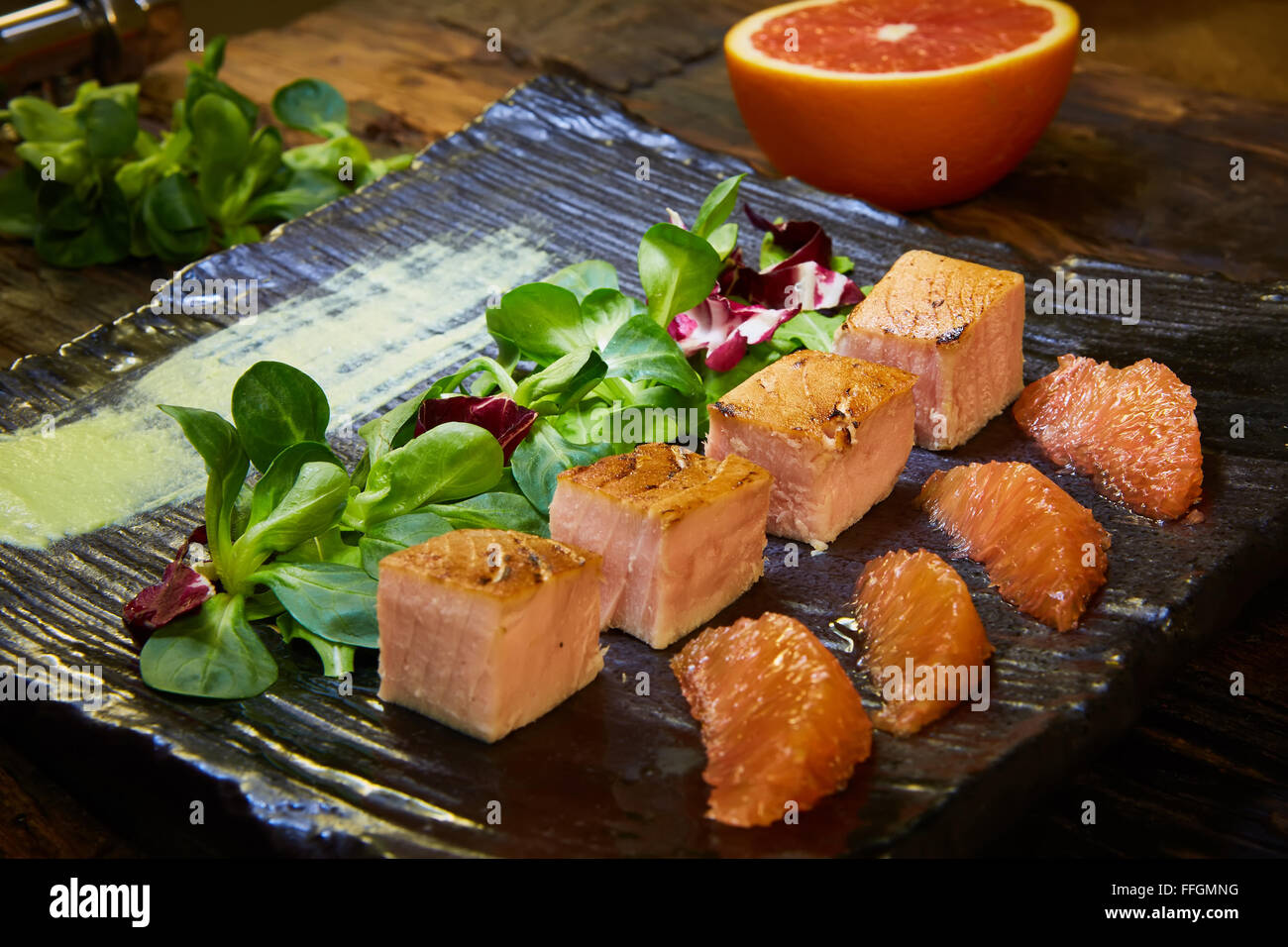 Grigliare il salmone insalata, con verdure miste, avocado,pompelmo. Delizioso mangiare sano. Foto Stock
