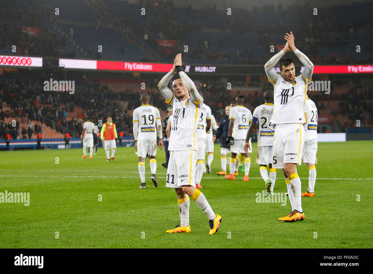 Parc de Princes, Parigi, Francia. Xiii Febbraio, 2016. French League calcio 1. Paris St Germain rispetto a Lille. Eric Bautheac (Lille) e Renato Civelli (Lille) ringraziare i loro fan Credito: Azione Sport Plus/Alamy Live News Foto Stock