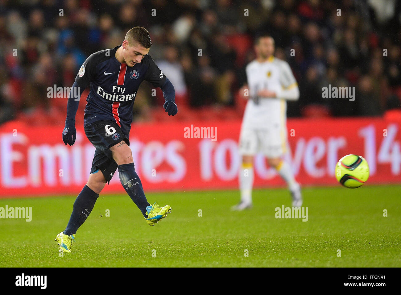 Parc de Princes, Parigi, Francia. Xiii Febbraio, 2016. French League calcio 1. Paris St Germain rispetto a Lille. Marco Verratti (PSG) con un tiro in porta Credito: Azione Sport Plus/Alamy Live News Foto Stock