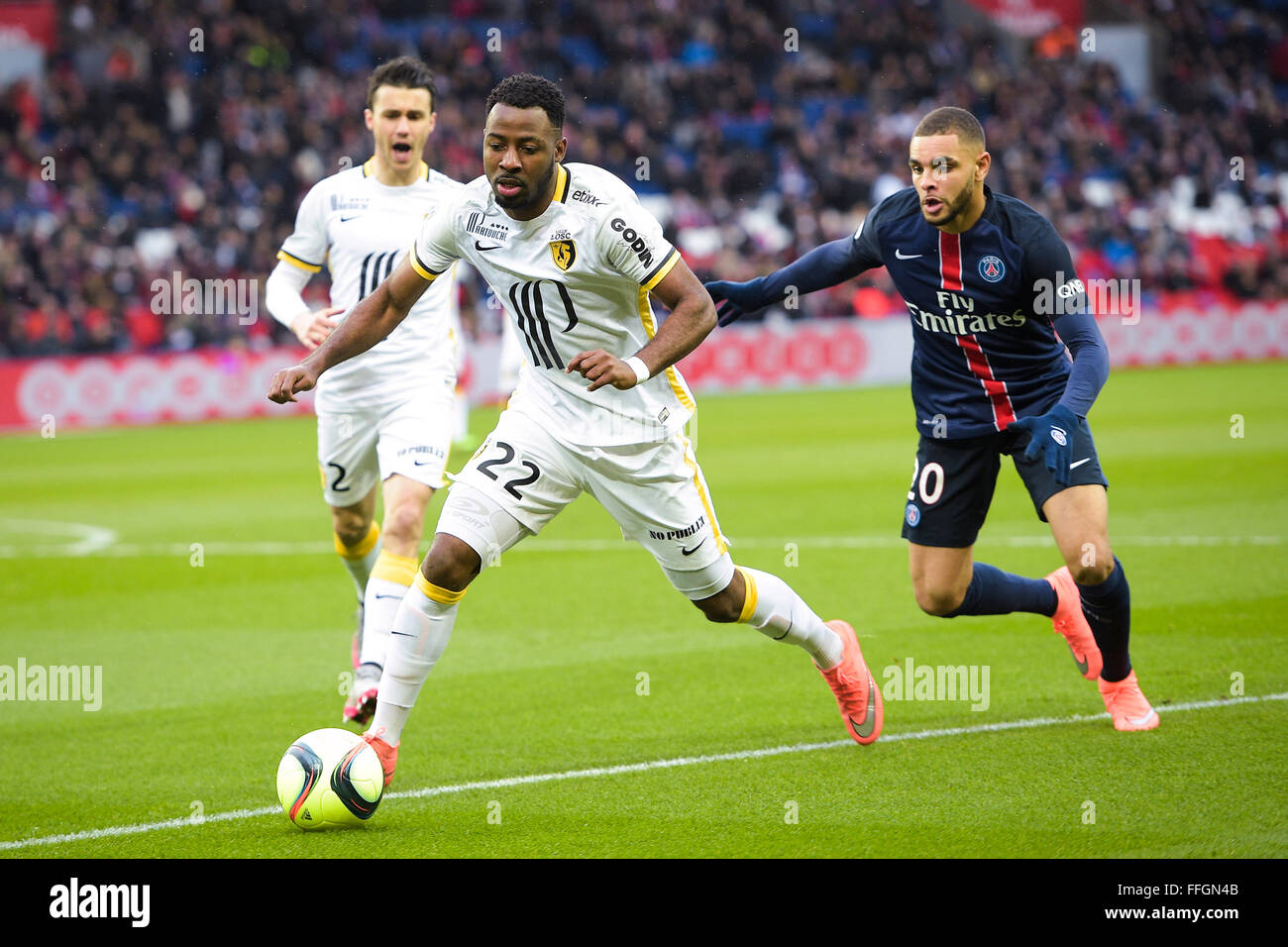 Parc de Princes, Parigi, Francia. Xiii Febbraio, 2016. French League calcio 1. Paris St Germain rispetto a Lille. Parete TALLO Junior (Losc) prende il via dalla Layvin KURZAWA (PSG) Credito: Azione Sport Plus/Alamy Live News Foto Stock