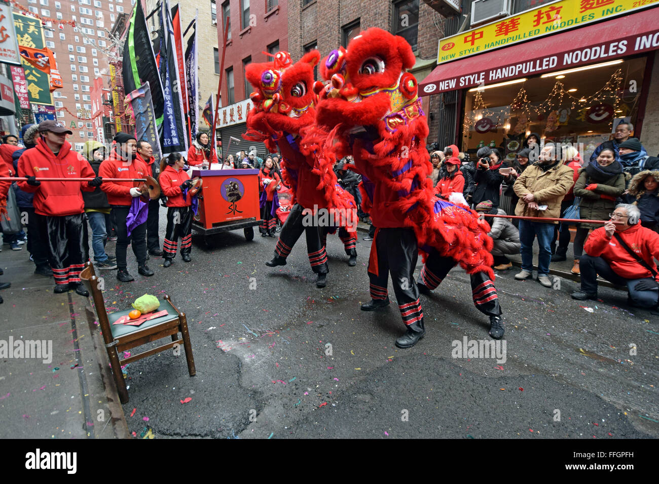 Un lios dance all'esterno di un ristorante su Doyers Street a Chinatown a New York City il Lunar New Year 2016. Foto Stock