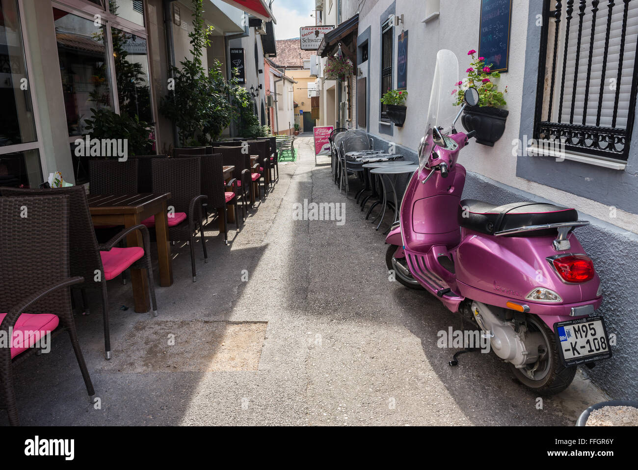 Vespa scooter nella città di Mostar, Bosnia Erzegovina Foto Stock