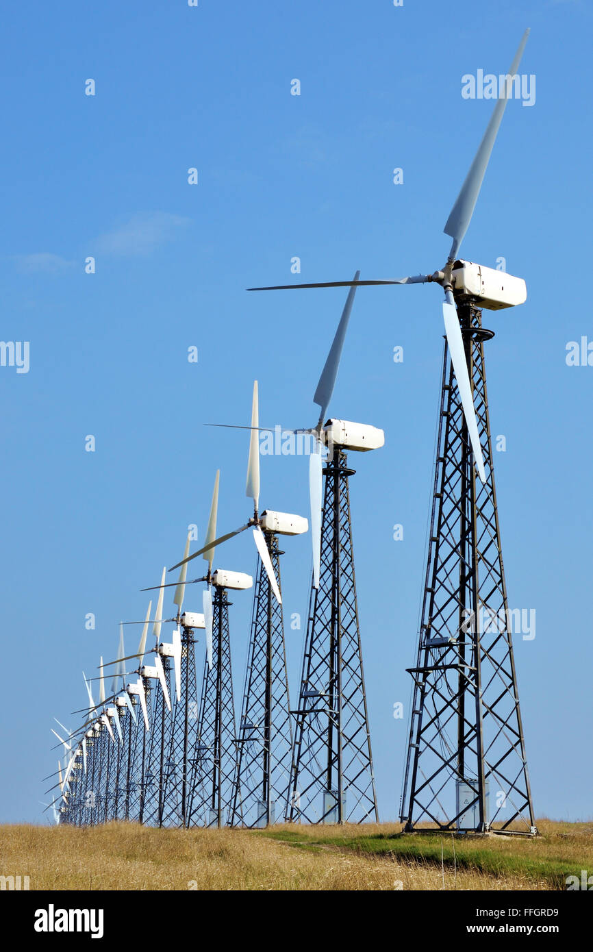Le turbine eoliche nelle aree di steppa contro un cielo blu Foto Stock