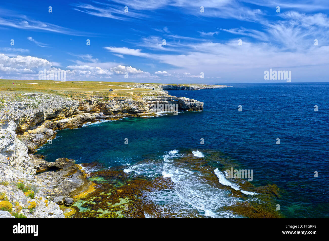 Il mare e le montagne contro il cielo blu. La Crimea. Foto Stock