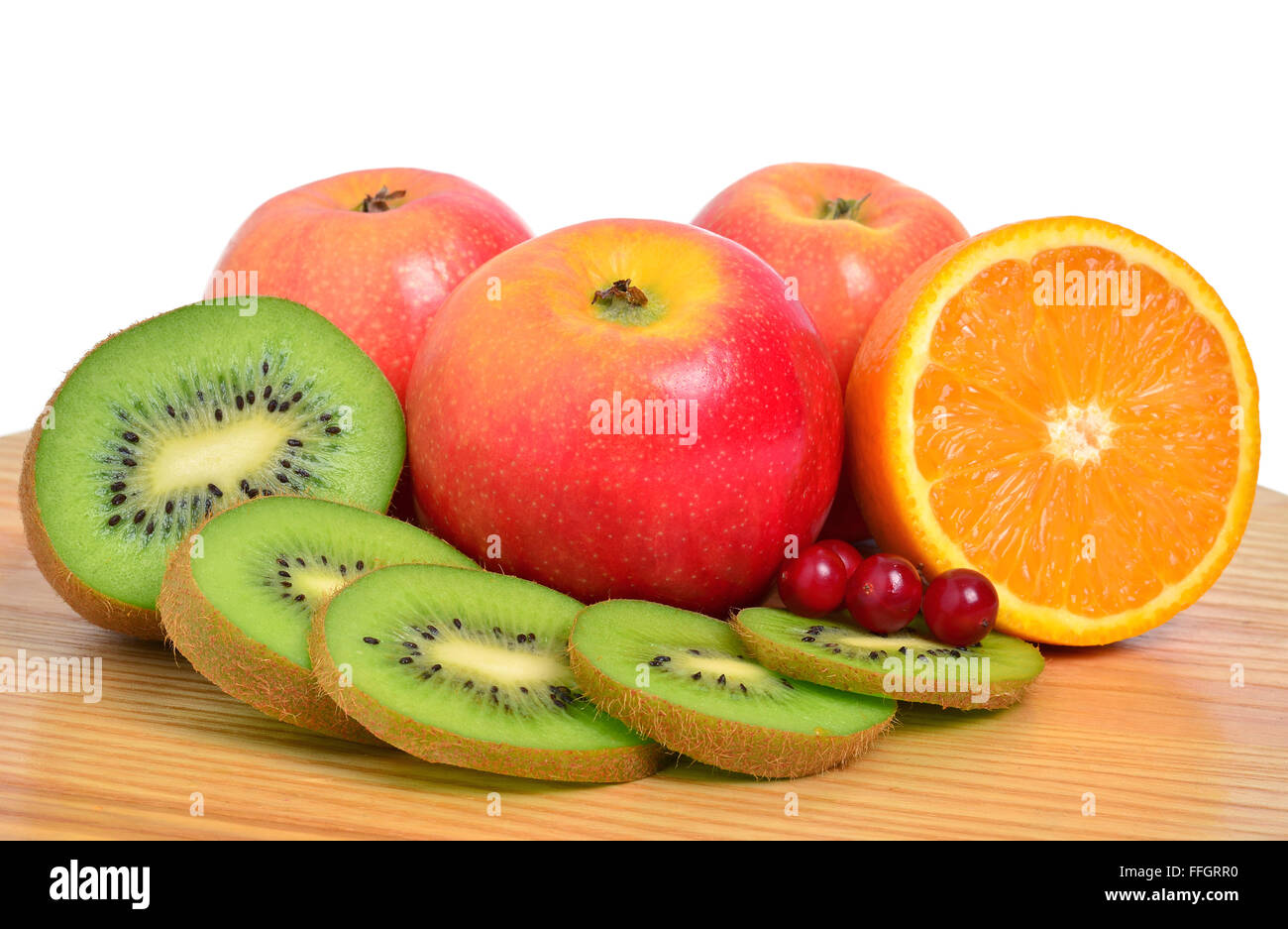 Kiwi, mele, arancione e cranberry isolati su sfondo bianco Foto Stock