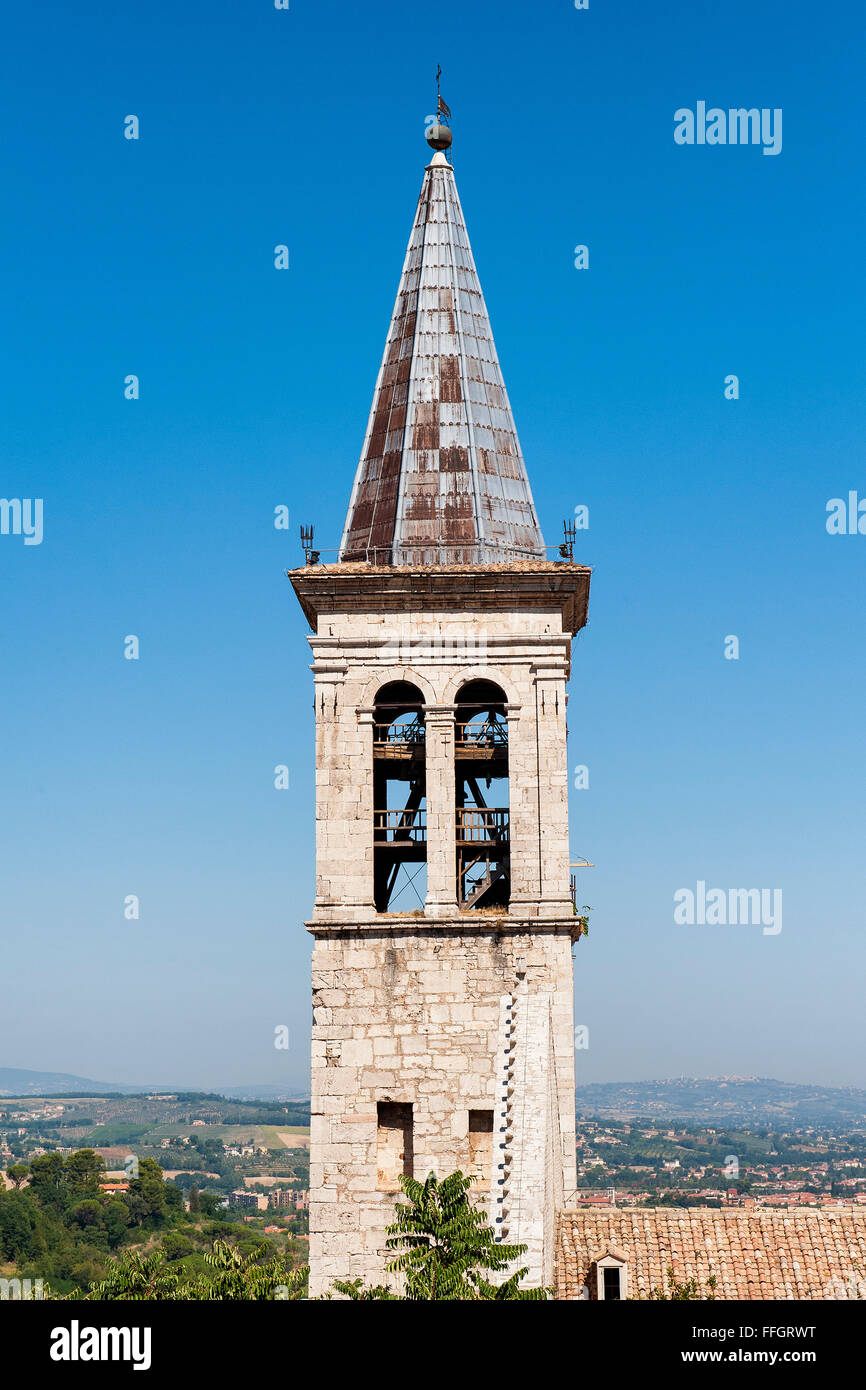 Spoleto, umbria. La maestosa torre campanaria di Santa Maria Assunta, il duomo di Spoleto. In Spoleto girare molte fiction TV Foto Stock