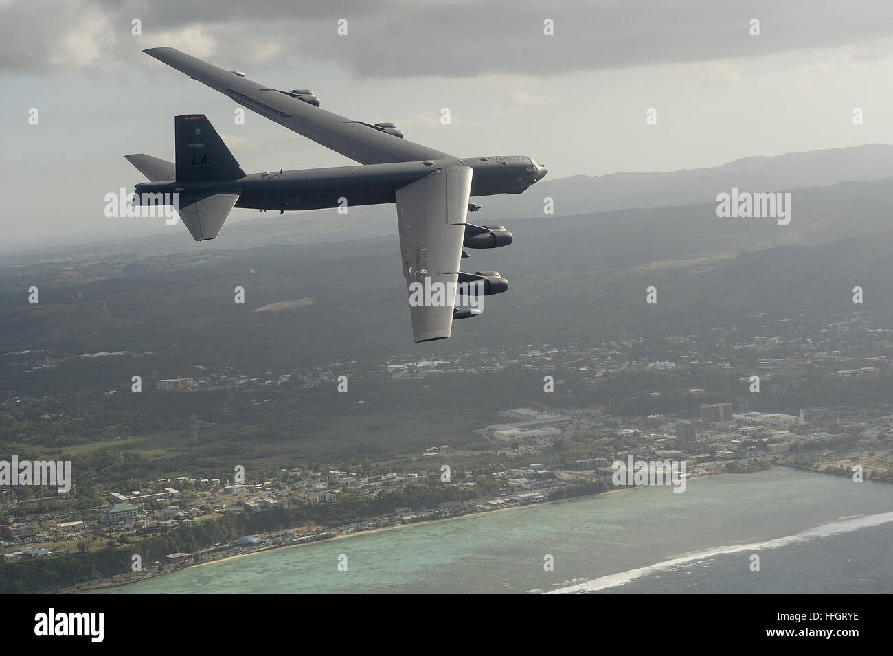 A B-52H Stratofortress vola durante l'esercizio a far fronte nord 15, Febbraio 17, 2015, al largo di Guam. Durante l'esercizio, Stati Uniti, Giappone e Australia forze aeree ha lavorato sullo sviluppo di capacità di combattimento migliorando di superiorità aerea, electronic warfare, aria interdizione tactical airlift antenna e il rifornimento di carburante. B-52H è assegnato per la 96Bomba Expeditionary Squadron. Foto Stock