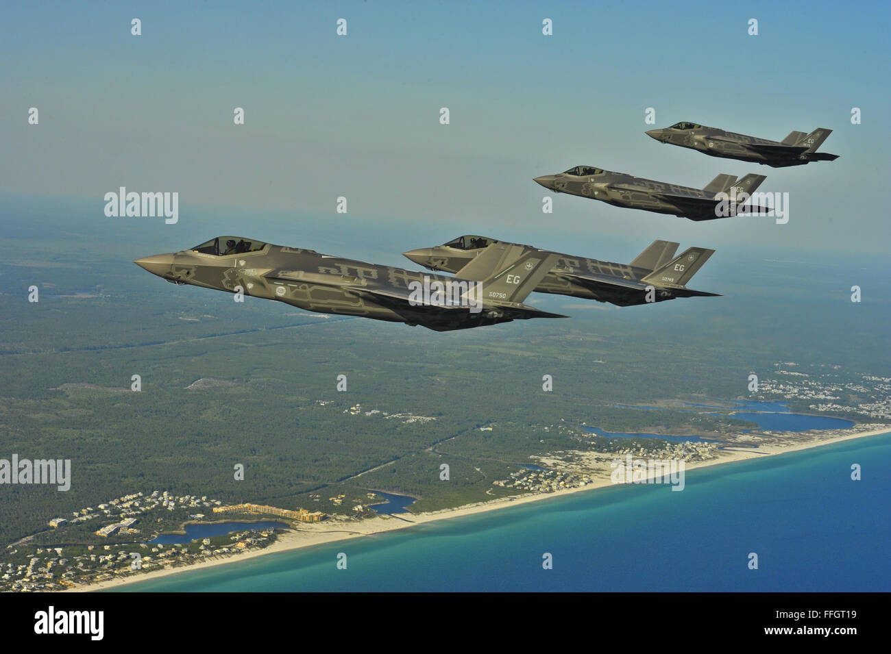 F-35un fulmine di IIs dalla 58th Fighter Squadron, xxxiii Fighter Wing, Eglin AFB Fla., eseguire un'antenna il rifornimento di missione Maggio 14, 2013, al largo della costa della Florida nord-ovest. La trentatreesima Fighter Wing è un laureato comune di volo e di manutenzione ala di formazione che i treni Air Force, Marine, Navy e partner internazionali degli operatori e i manutentori del F-35 Lightning II. Foto Stock