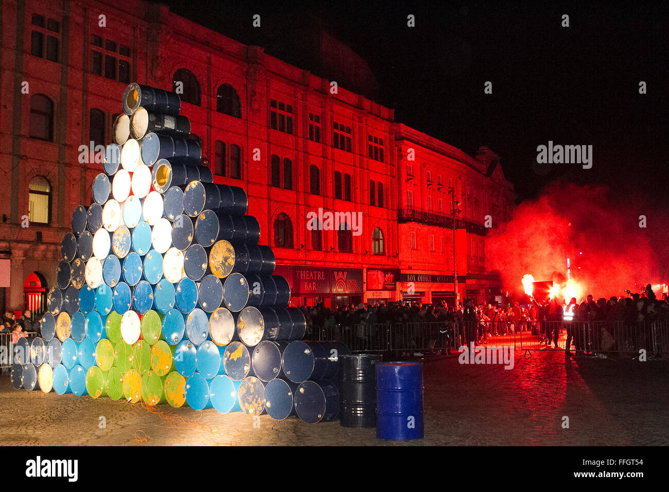 Showzam! Città del circo, giardini invernali, Blackpool, Lancs, Regno Unito 13 Feb 2016. Blackpool Festival annuale del Circus & Performance visiti la località balneare oltre la metà termine rottura. Finanziato dal Consiglio delle Arti & Blackpool Bid, animatori e artisti si prega per le migliaia di visitatori che si sono cimentati in città soprattutto per questo evento annuale. Bivacco dal generale Vapeur  demolizione in St John's Square. Dotato di forte bangs e fuochi d'artificio di questo teatro itinerante dalla Francia ha attirato grandi folle per l'evento Showzam in scena oltre la metà-termine vacanza. Credito: Cernan Elias/Alamy Live News Foto Stock