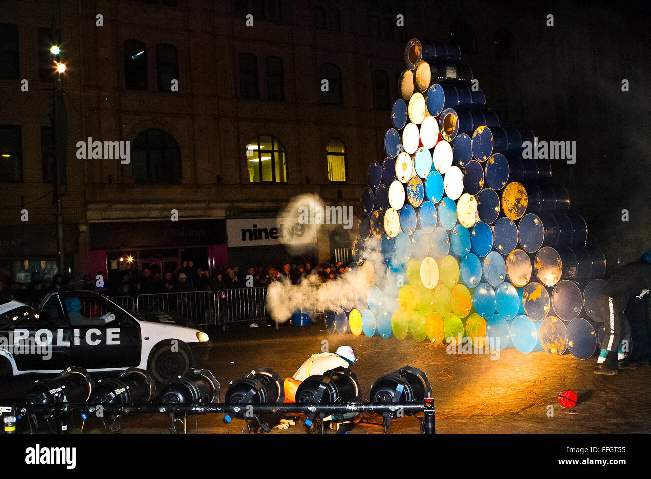 Showzam! Città del circo, giardini invernali, Blackpool, Lancs, Regno Unito 13 Feb 2016. Blackpool Festival annuale del Circus & Performance visiti la località balneare oltre la metà termine rottura. Finanziato dal Consiglio delle Arti & Blackpool Bid, animatori e artisti si prega per le migliaia di visitatori che si sono cimentati in città soprattutto per questo evento annuale. Bivacco dal generale Vapeur  demolizione in St John's Square. Dotato di forte bangs e fuochi d'artificio di questo teatro itinerante dalla Francia ha attirato grandi folle per l'evento Showzam in scena oltre la metà-termine vacanza. Credito: Cernan Elias/Alamy Live News Foto Stock