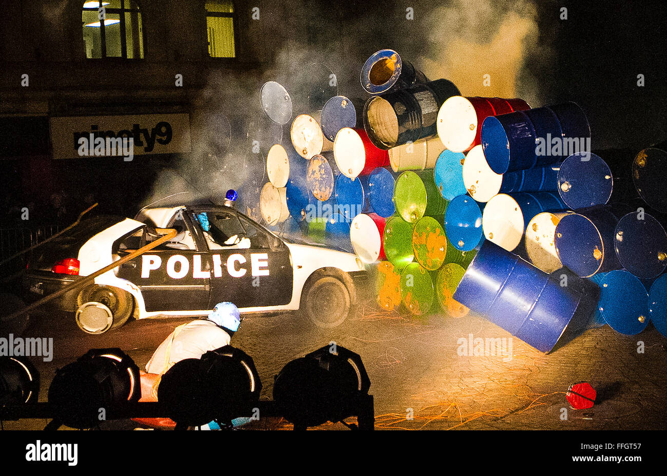 Showzam! Città del circo, giardini invernali, Blackpool, Lancs, Regno Unito 13 Feb 2016. Blackpool Festival annuale del Circus & Performance visiti la località balneare oltre la metà termine rottura. Finanziato dal Consiglio delle Arti & Blackpool Bid, animatori e artisti si prega per le migliaia di visitatori che si sono cimentati in città soprattutto per questo evento annuale. Bivacco dal generale Vapeur  demolizione in St John's Square. Dotato di forte bangs e fuochi d'artificio di questo teatro itinerante dalla Francia ha attirato grandi folle per l'evento Showzam in scena oltre la metà-termine vacanza. Credito: Cernan Elias/Alamy Live News Foto Stock