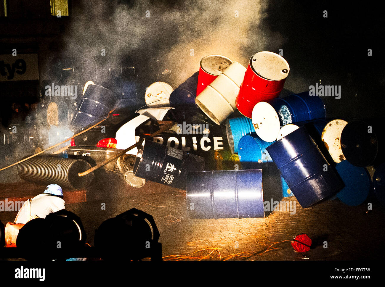 Showzam! Città del circo, giardini invernali, Blackpool, Lancs, Regno Unito 13 Feb 2016. Blackpool Festival annuale del Circus & Performance visiti la località balneare oltre la metà termine rottura. Finanziato dal Consiglio delle Arti & Blackpool Bid, animatori e artisti si prega per le migliaia di visitatori che si sono cimentati in città soprattutto per questo evento annuale. Bivacco dal generale Vapeur  demolizione in St John's Square. Dotato di forte bangs e fuochi d'artificio di questo teatro itinerante dalla Francia ha attirato grandi folle per l'evento Showzam in scena oltre la metà-termine vacanza. Credito: Cernan Elias/Alamy Live News Foto Stock