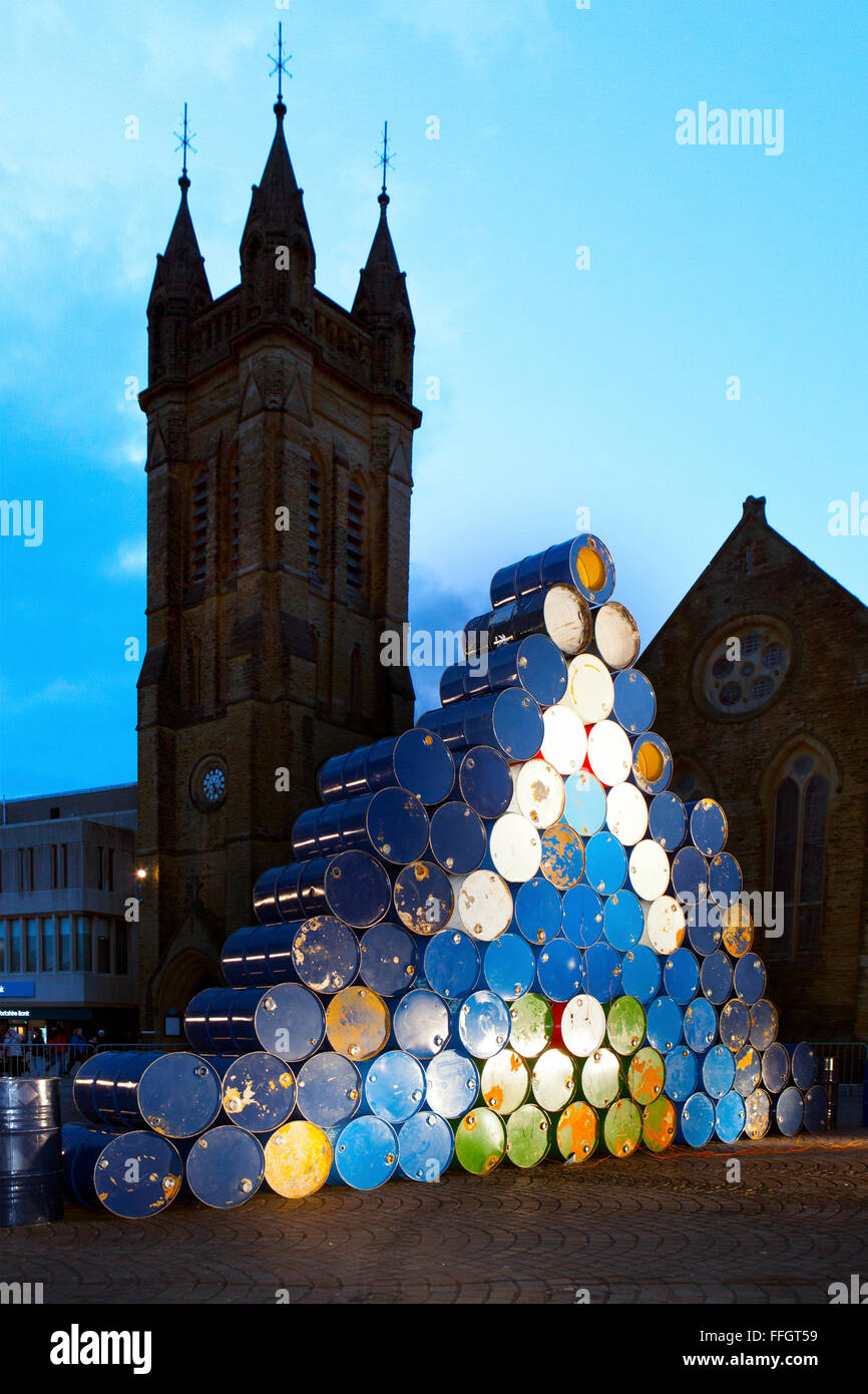 Showzam! Città del circo, giardini invernali, Blackpool, Lancs, Regno Unito 13 Feb 2016. Blackpool Festival annuale del Circus & Performance visiti la località balneare oltre la metà termine rottura. Finanziato dal Consiglio delle Arti & Blackpool Bid, animatori e artisti si prega per le migliaia di visitatori che si sono cimentati in città soprattutto per questo evento annuale. Bivacco dal generale Vapeur  demolizione in St John's Square. Dotato di forte bangs e fuochi d'artificio di questo teatro itinerante dalla Francia ha attirato grandi folle per l'evento Showzam in scena oltre la metà-termine vacanza. Credito: Cernan Elias/Alamy Live News Foto Stock