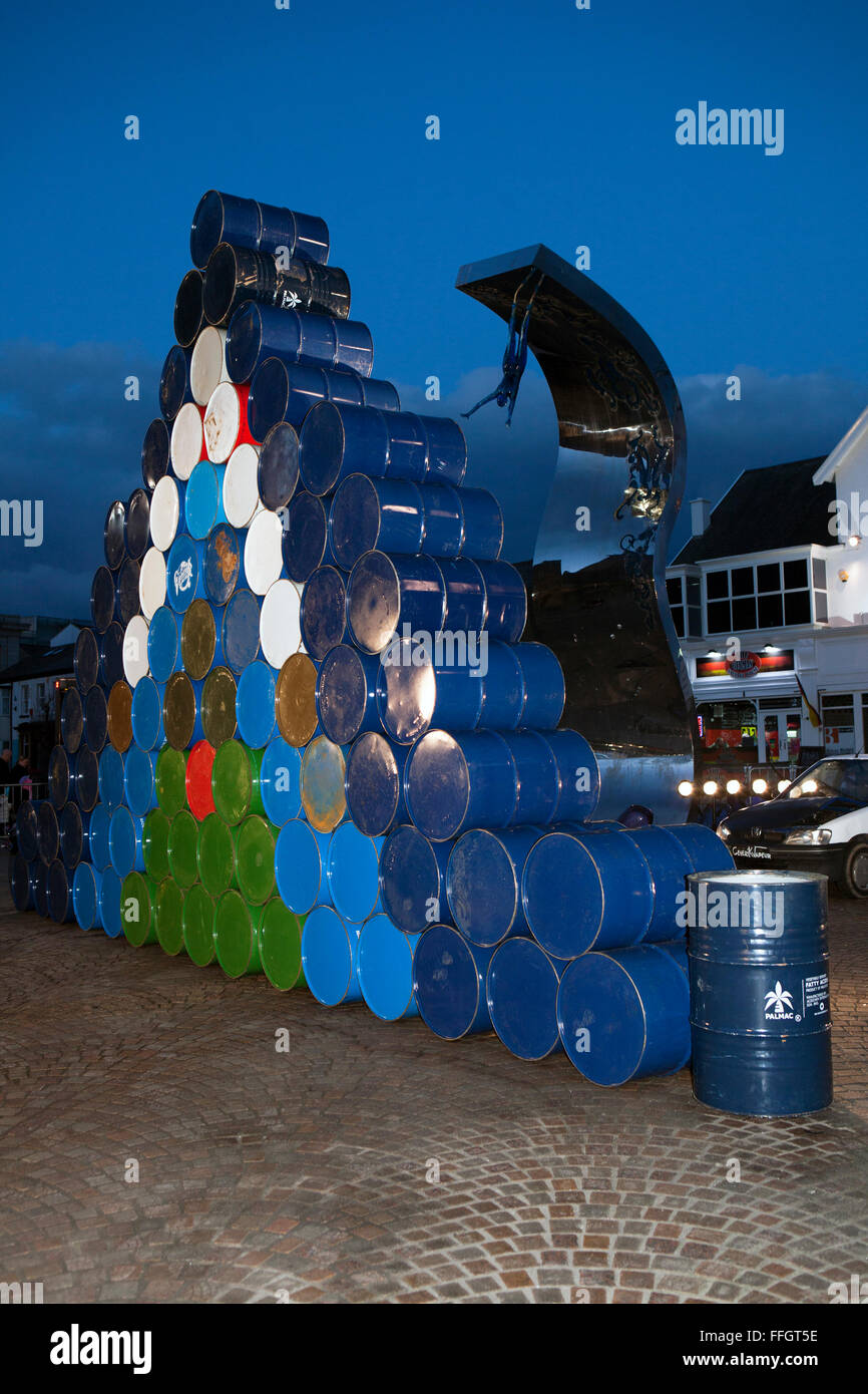 Showzam! Città del circo, giardini invernali, Blackpool, Lancs, Regno Unito 13 Feb 2016. Blackpool Festival annuale del Circus & Performance visiti la località balneare oltre la metà termine rottura. Finanziato dal Consiglio delle Arti & Blackpool Bid, animatori e artisti si prega per le migliaia di visitatori che si sono cimentati in città soprattutto per questo evento annuale. Bivacco dal generale Vapeur  demolizione in St John's Square. Dotato di forte bangs e fuochi d'artificio di questo teatro itinerante dalla Francia ha attirato grandi folle per l'evento Showzam in scena oltre la metà-termine vacanza. Credito: Cernan Elias/Alamy Live News Foto Stock