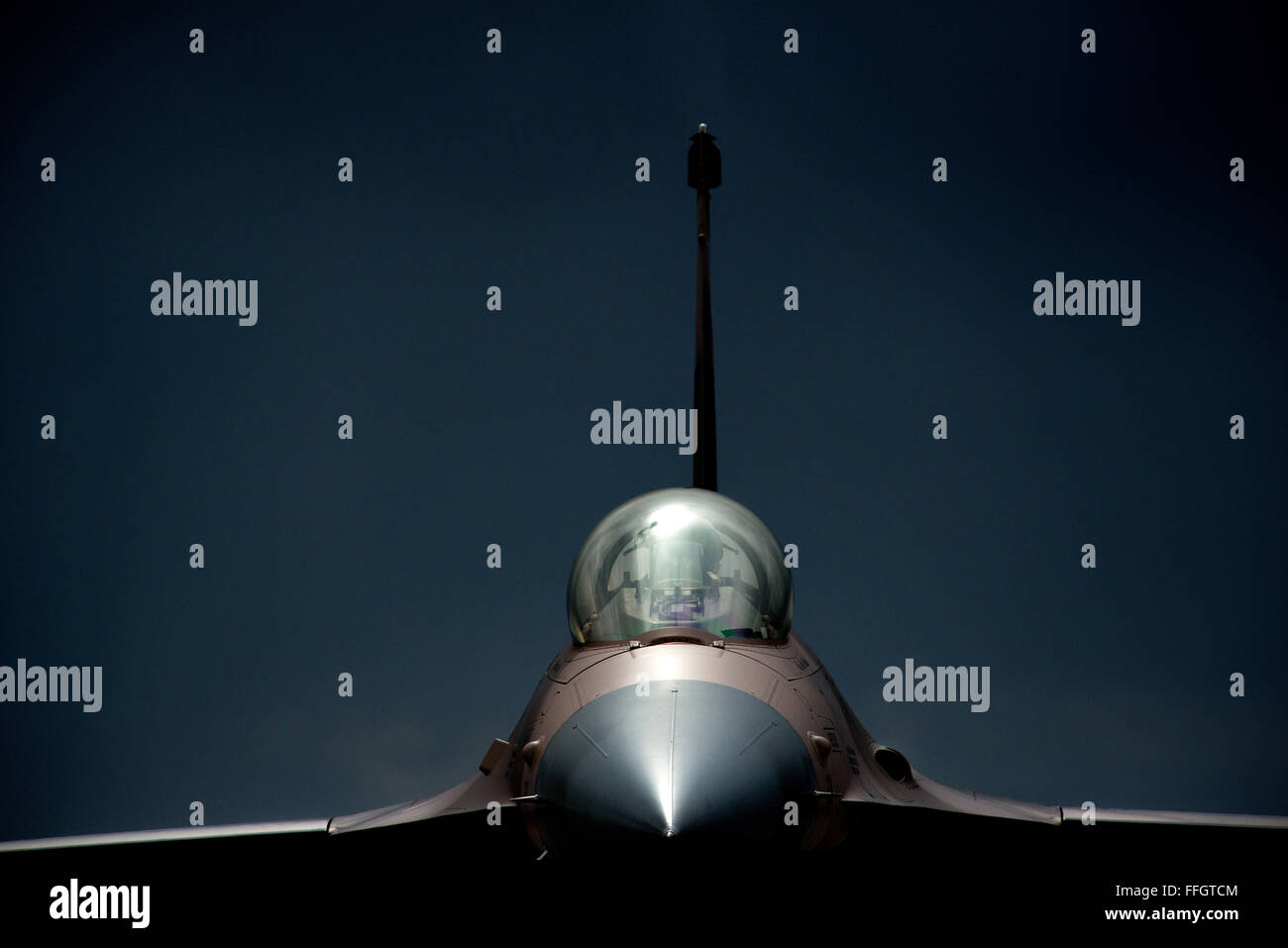 Un F-16 Fighting Falcon viene sottoposto a un'ispezione finale alla fine della pista prima di partecipare alla missione di addestramento Red Flag 15-2, un'esercitazione militare critica per i piloti di caccia. Foto Stock