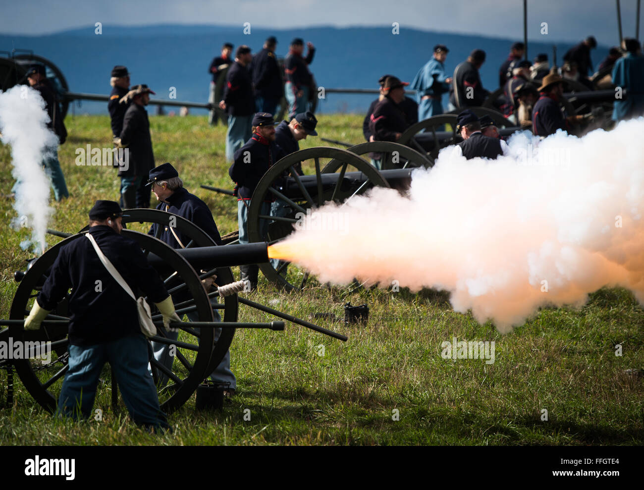 Forze dell'Unione re-enactors fire una fila di cannoni verso la direzione delle forze confederate durante la rievocazione della battaglia di Cedar Creek vicino a Middletown, Virginia. Foto Stock