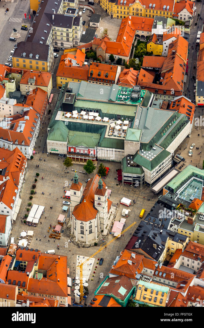 Vista aerea, chiesa di Regensburg Neupfarrplatz con Galeria Kaufhof Neupfarrplatz, Regensburg, county-città di livello Foto Stock