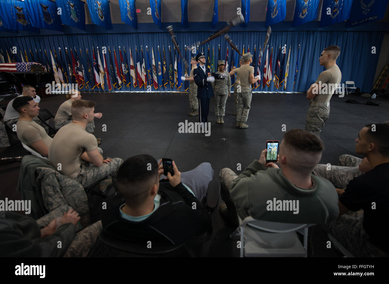 Stati Uniti Air Force Guardia d'onore trapanare i membri del team guarda su come Airman 1. Classe Larry Brown, in blu, tenta di qualificarsi per la punta del team di 4-team di fucile a base comune Anacostia-Bolling, Md. Foto Stock