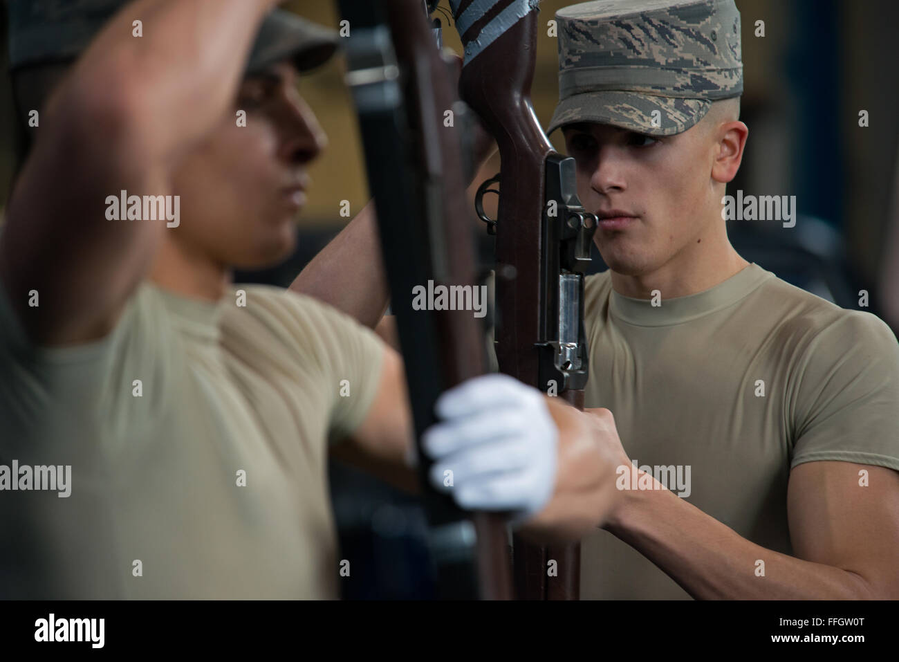 Stati Uniti Air Force Guardia d'onore praticare la pratica del Team a base comune Anacostia-Bolling, Md. Foto Stock